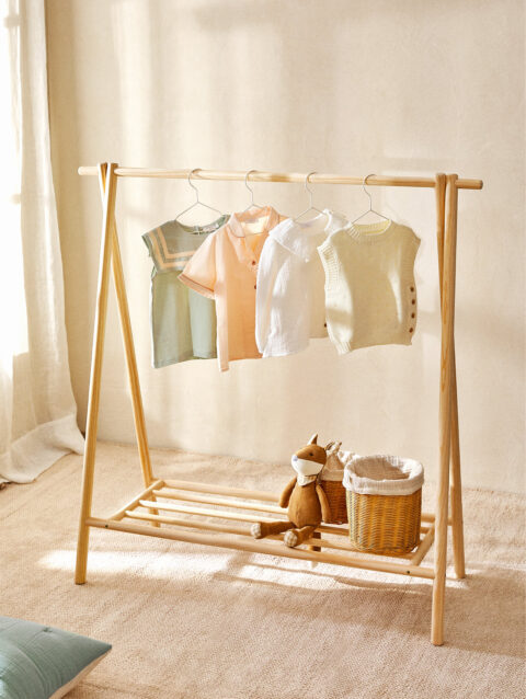TODDLER CLOTHING RACK