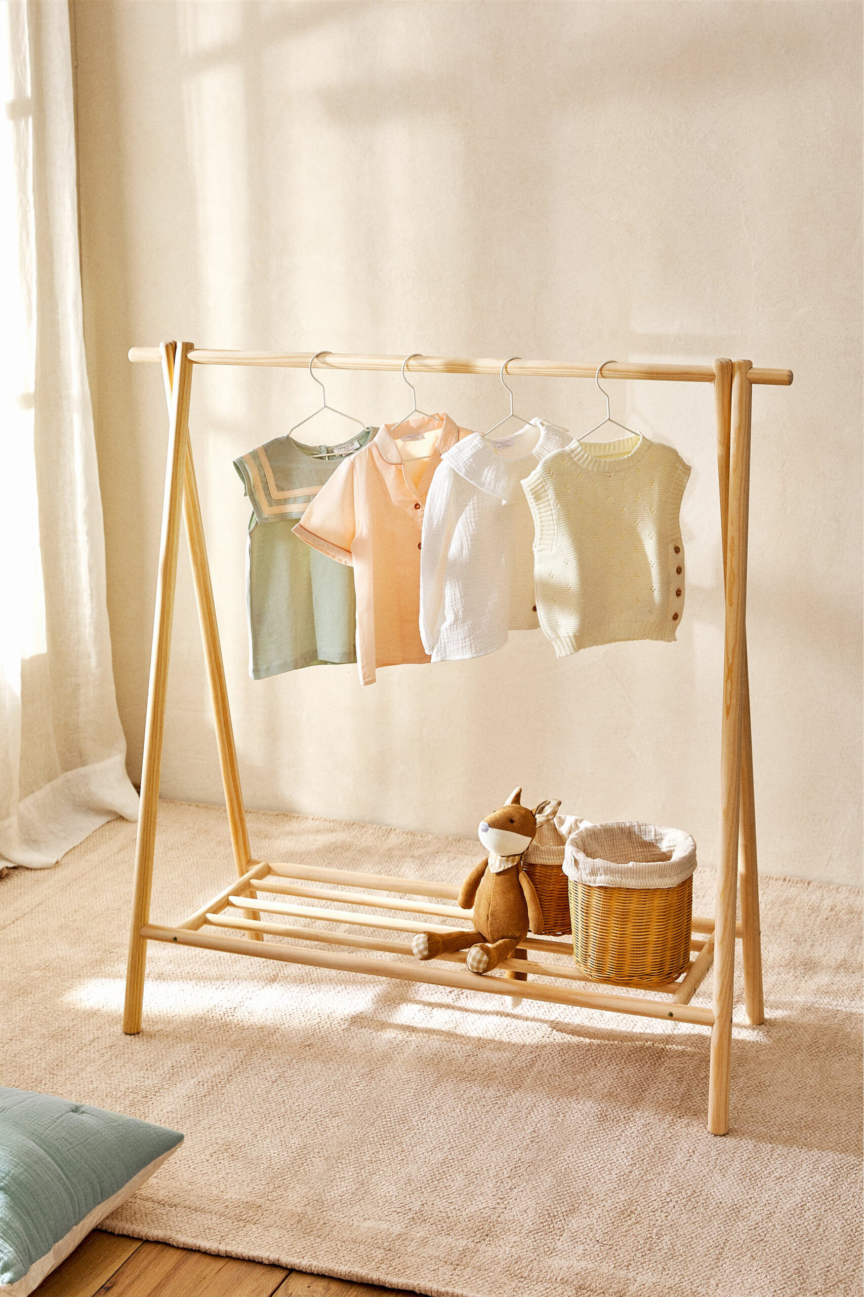 TODDLER CLOTHING RACK