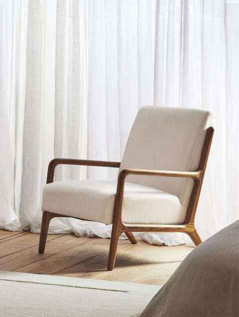 OAK WOOD AND LINEN ARM CHAIR