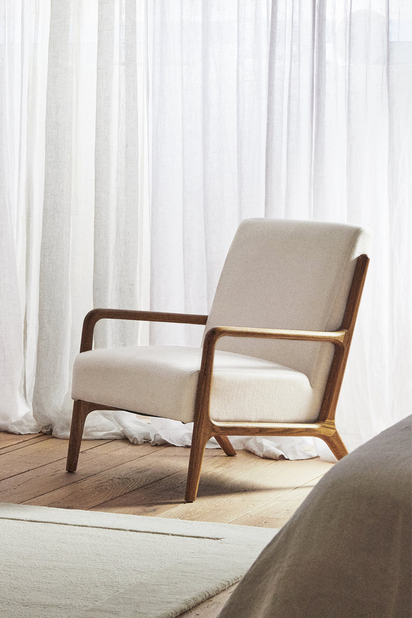 OAK WOOD AND LINEN ARM CHAIR