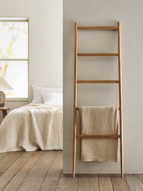 WOODEN TOWEL RACK
