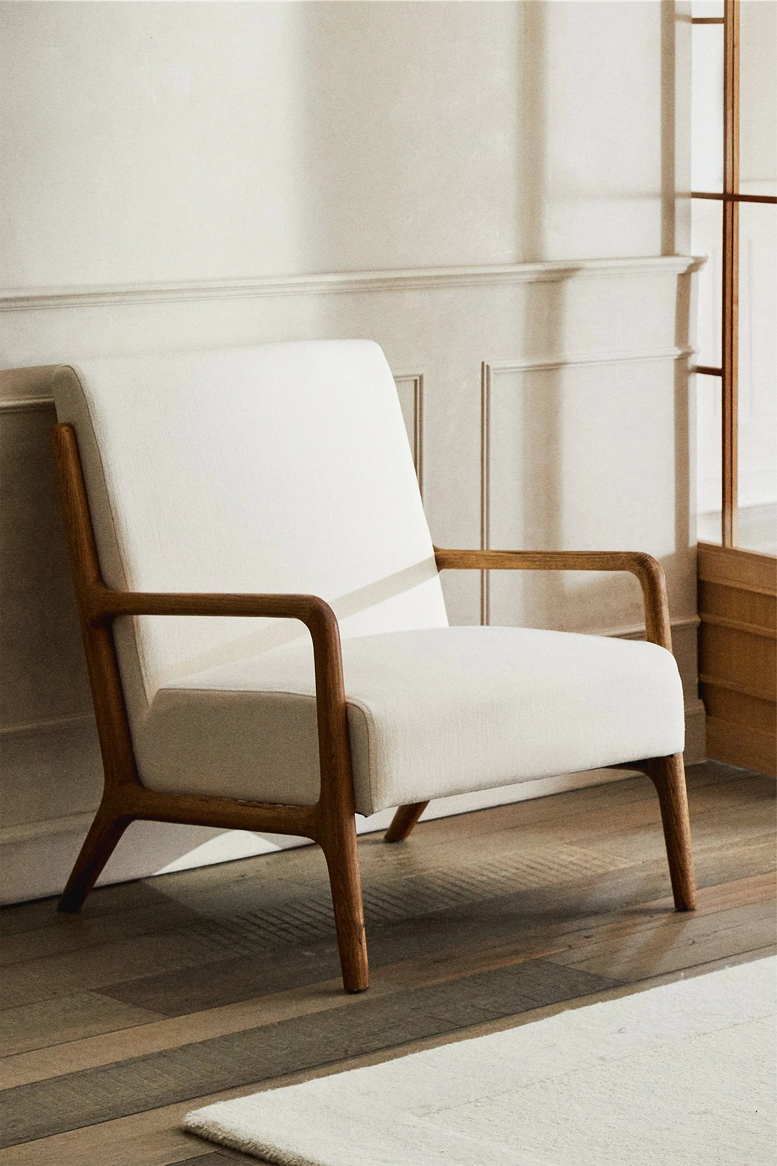 OAK WOOD AND LINEN ARM CHAIR